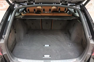 BMW 3 Serie Touring 330i High Executive M Sport Pakket Automaat  / Navigatie Professional / Panoramadak / Leder  / Trekhaak / Parkeersensoren voor+achter / Comfort Acces / Head-Up Display / Stoelverwarming / Achteruitrijcamera / Hifi / 19 Inch / Chrome Line / 43