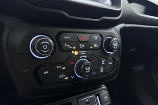 Jeep Renegade 1.3T-e Freedom Automaat | Navigatie | Trekhaak | Camera | Dakrails | Extra getint glas | Lichtmetalen velgen | Parkeerassistent / 28