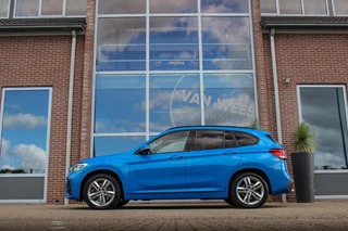 BMW X1 xDrive25e High Executive M sport | 1e eigenaar | Dealer onderhouden | Panoramadak | Apple Carplay | Camera | LED adaptief | Head-up | Stoelverwarming | Cruise control / 7