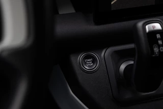 Land Rover | Defender 3.0 D250 110 MHEV SE | Luchtvering | Groot Infotainmentscherm | Premium Audio by Meridian | Black Pack | FULL LED | / 20