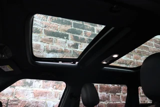 MINI Clubman Cooper S Chili Serious Business Automaat / Navigatiesysteem Professional / Panoramadak / Trekhaak / Leder / 19 Inch / Driving Assistant / Lichtpakket / Achteruitrijcamera / Climate Control / Harman Kardon / Stoelverwarming / 26