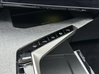 Peugeot e-3008 Launch Edition Dual Motor 73 kWh 325PK Automaat Navigatie, Rondomzichtcamera, Keyless, Panoramadak, Stoel & Stuurwielverwarming, Apple Carplay, Android Auto / 45