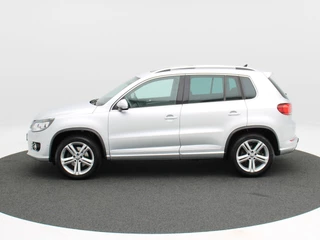 Volkswagen Tiguan 1.4 TSi R-Line Edition 125 Pk | Panoramadak | Trekhaak | Camera | Cruise Control | Climatronic | Navigatie | 18 Inch / 10
