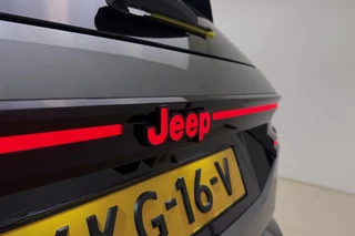 Jeep Compass First Edition 74 kWh | DEMO | Lederen bekleding | Massagestoelen | | Panoramisch Schuifdak | Stoelventilatie en verwarming | Keyless | Climate control | Draadloze telefoonlader / 8