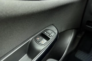 Opel Corsa 1.4 16v 90pk 5drs Favourite | Navigatie | Airco | Cruise control | Lichtmetalen velgen | Parkeersensoren | Dealeronderhouden / 18