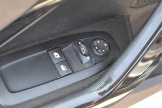 Peugeot 208 1.2 PureTech Style  | NL-Auto | Navi | Cruise Control | Airco | Bluetooth | Park.sensoren | LM-Velgen | NAP / 17