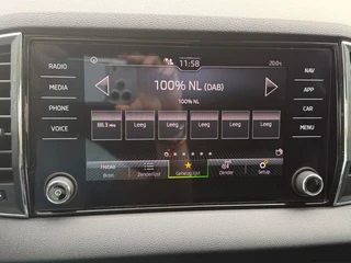 Skoda Karoq 1.5 TSI ACT Business Edition, trekhaak, stoelverwarming, navigatie, climaat controle / 17