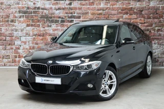 BMW 3 Serie Gran Turismo 335i xDrive High Executive M Sport Pakket Automaat / Navigatiesysteem Professional / Panoramadak / Trekhaak / Leder / Innovatiepakket / 18 Inch / Shadow Line / Active Cruise Control met Stop en Go-functie / Stoelverwarming / Climate Control / Xenon / Extra Getint Glas