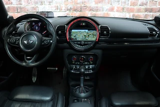 MINI Clubman Cooper S Chili Serious Business Automaat / Navigatiesysteem Professional / Panoramadak / Trekhaak / Leder / 19 Inch / Driving Assistant / Lichtpakket / Achteruitrijcamera / Climate Control / Harman Kardon / Stoelverwarming / 18