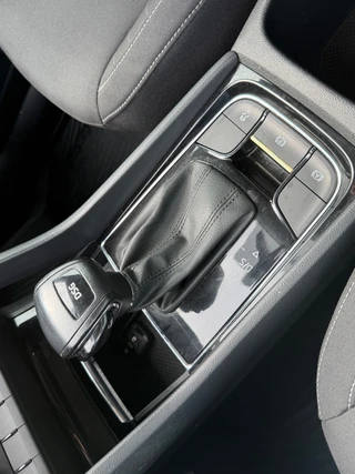 Skoda Karoq 1.5 TSI ACT Business Edition, trekhaak, stoelverwarming, navigatie, climaat controle / 32