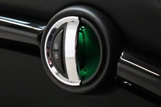 MINI Cooper S Cabrio Chili Automaat  / Navigatiesysteem / Leder / Climate Control / Harman Kardon / Parkeersensoren / LED / Sportstoelen / Windscherm / Cruise Control / 17 Inch / Lichtpakket / Bluetooth / 36