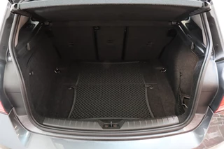 BMW 1 Series 118i Executive Sport Line Automaat 5 deurs / Navigatie Professional / LED / Trekhaak / Climate Control / 17 Inch / Bluetooth / Sportstoelen / Parkeersensoren / Lichtpakket / Cruise Control / Stoelverwarming / Neerklapbare Achterbank / 37