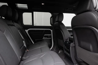 Land Rover | Defender 3.0 D250 110 MHEV SE | Luchtvering | Groot Infotainmentscherm | Premium Audio by Meridian | Black Pack | FULL LED | / 12