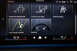 BMW 1-serie 123 xDrive | INNOVATION PACK | PANORAMADAK | STUURVERWARMING | MASSAGE |  HEAD UP | 360 CAMERA | 19" / 49