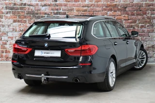 BMW 5 Series Touring 530i High Executive Luxury Line Automaat  / Navigatiesysteem Professional / Panoramadak / Trekhaak / Comfortstoelen / Driving Assistant Plus / Adaptieve LED-koplampen / Hifi / Stuurwielrand Verwarmd / Achteruitrijcamera / Head-Up Display / Stoelverwarming / 5