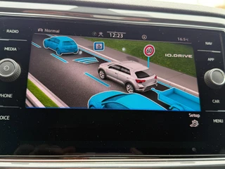 Volkswagen T-Roc 1.5 TSI Sport Business R-Line / Pano / ACC / Led / IQ Drive / Camera / Trekhaak . / 33