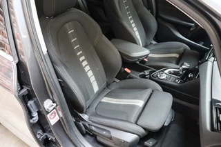 BMW 2 Series Active Tourer 218i Executive Automaat  / Trekhaak / Parkeersensoren / Stoelverwarming / Navigatie / Cruise Control / Bluetooth / Climate Control / LED / Sportstoelen / Multifunctioneel Stuurwiel / 17 Inch / 18