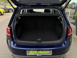 Volkswagen Golf TSI * Panoramadak * Camera * Navigatie * Massage Stoel / 16