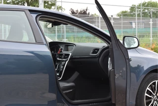 Volvo V40 1.5 T2 Polar  | NL-Auto | Historie | Standkachel | Stoelverwarming | Nav | Sfeerverl. | Full LED | Zeer netjes / 34