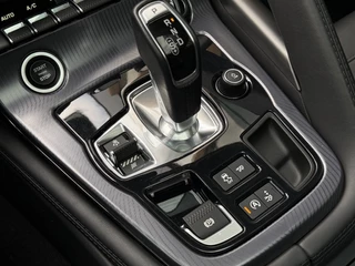 Jaguar F-TYPE P300 RWD R-Dynamic / 15