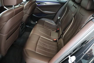 BMW 5 Series Touring 520i High Executive M Sport Pakket Automaat  / Live Cockpit Professional / Driving Assistant / Head-Up Display / Comfortstoelen / Achteruitrijcamera /  19 Inch / Exklusivleder 'Nappa' / DAB / Stoelverwarming / Hifi / Extra Getint Glas / Ambiance Verlichting / 15