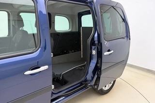 Renault Kangoo Family Rolstoelbus | Invalide vervoer | Rolstoelsauto handgeschakeld | Rolstoellift | Airco | Verlaagde vloer achterin | Oprijplaat of elektrische rolstoellift | 3-punts rolstoelgordelsysteem | Elektrische spanbanden | Extra lange veiligheidsgordels | Antislip-oprijplaat | Rolstoelplaats achter bestuurder/passagier | Versterkte vloerconstructie / 23