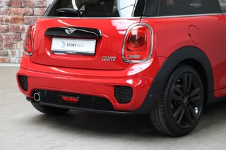 MINI Cooper Hatchback Chili Serious Business 3 deurs / Navigatiesysteem / Leder / John Cooper Works Exterieurpakket / Lichtpakket / Extra Getint Glas / Climate Control / Parkeersensoren / LED / Bluetooth / Cruise Control / Sportstoelen / 17 Inch / 6