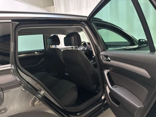 Volkswagen Passat Variant 1.5 TSI 150pk DSG Business Stoelverwarming Virtual Cockpit Navigatie DAB+ / 16