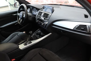 BMW 1 Series 118i Executive M Sport Pakket 5 deurs / Navigatie Professional / LED / Trekhaak / 18 Inch / Climate Control / Hifi / Parkeersensoren / Cruise Control / Extra Getint Glas / Bluetooth / Shadow Line / 19