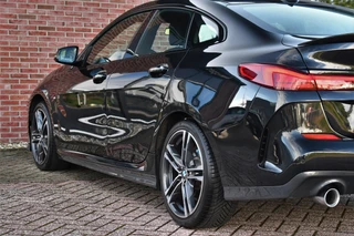 BMW 2 Serie Gran Coupé 218i M-Sport  Shadowline Trekhaak 18inch Live-cockpit Sfeerverlichting / 35