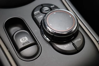 MINI Countryman John Cooper Works ALL4 Chili Automaat  / Navigatiesysteem Plus / Leder / Panoramadak / Harman Kardon / Stoelverwarming / Achteruitrijcamera / 19 Inch / Sportstoelen / Parkeersensoren voor+achter / Climate Control / Head-Up Display / 21