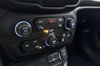 Jeep Renegade 1.3T DDCT Limited Automaat | Trekhaak | Climate control | Hoge instap | Dakrails | DAB Radio | Lichtmetalen velgen | Cruise control / 23