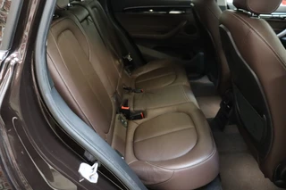 BMW X1 sDrive20i High Executive xLine Automaat  / Navigatiesysteem Plus / Trekhaak / Achteruitrijcamera / Leder / Head-Up Display / 18 Inch / 18 Inch / Stoelverwarming / Extra Getint Glas / Lichtpakket / 16