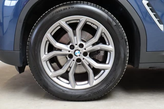 BMW X3 xDrive20i High Executive xLine Automaat  / Navigatiesysteem Professional / Panoramadak / Trekhaak / Leder / Parkeersensoren voor+achter / 19 Inch / Sportstoelen / LED / Stoelverwarming / Climate Control / 13