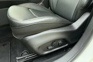 Jeep Compass 1.5T e-Hybrid S Automaat | Lederen bekleding | Keyless | Zwart dak | Stoelverwarming & stoelventilatie | Camera | Lichtmetalen velgen / 19