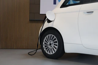 Fiat 500e Urban Comfort 42 kWh  Keyless/Stoelverw/CarPlay/Camera/Dodehoek/Pdc/15" / 5