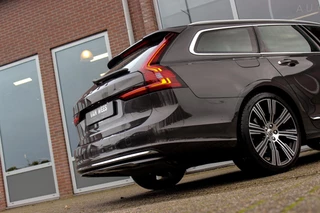 Volvo V90 2.0 B4 Business Pro Inscription| BTW auto | 1e eigenaar | NL auto | 20 inch | Panoramadak | Harman Kardon | BLIS | Stuurverwarming | Stoelverwarming | Head-up | Trekhaak | Cruise control / 42