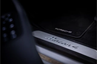 Porsche Macan 4 100 kWh  Pano Luchtvering Sport Chrono Matrix Passenger Display / 32