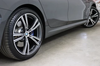 BMW 3 Serie Touring M340i xDrive High Executive M Sport Pakket Automaat  / Live Cockpit Professional / Panoramadak / Trekhaak / Individual Leder Merino / Driving Assistant / M Sport Differentieel / Harman Kardon / M Adaptief Onderstel / Safety Pack / Head-Up Display / 19 Inch / Stoelverwarming voor+achter / 7