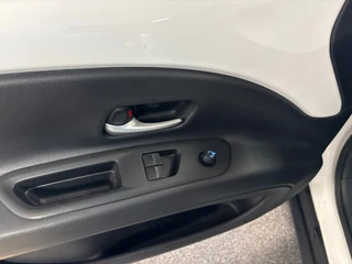 Toyota Aygo X 1.0 VVT-i MT first / apple /stoelverw /cruisec /camera/pdc/clima/boeken / 27