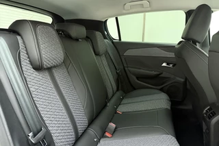 Peugeot 308 1.2 Hybrid 145 e-DCS6 Allure AGR l Stoelverwarming l 360 Camera l PDC l Wireless Apple Carplay & Android Auto l Navigatie l Draadloze Telefoonlader l Lichtmetalen Velgen l LED l Adaptive Cruise Control / 15