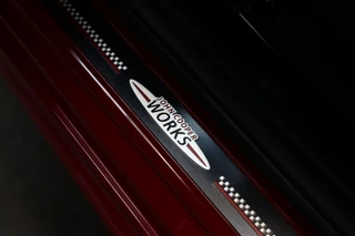 MINI Cooper Hatchback Chili Serious Business 3 deurs / Navigatiesysteem / Leder / John Cooper Works Exterieurpakket / Lichtpakket / Extra Getint Glas / Climate Control / Parkeersensoren / LED / Bluetooth / Cruise Control / Sportstoelen / 17 Inch / 30