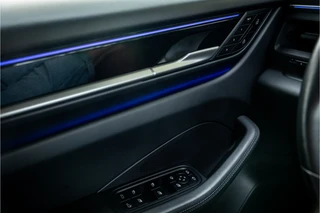 Porsche Macan 4 100 kWh  Pano Luchtvering Sport Chrono Matrix Passenger Display / 33