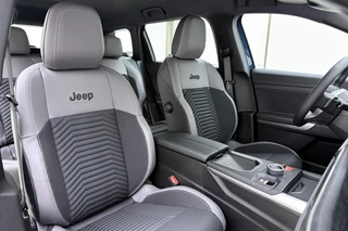 Jeep Compass Altitude 74 kWh | DEMO | 8 Jaar Speciale Garantie | Navigatie | Adapt. Cruise control | Climate control | Stoel- en stuurverwarming | Keyless | Zwart dak | 19" Lichtmetalen velgen / 11
