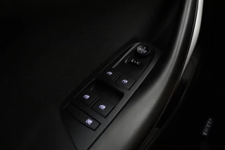 Opel Astra Sports Tourer 1.2 Turbo 130pk Edition 2020 | Navigatie | Achteruitrijcamera | Climate control | LED koplampen | Parkeersensoren | Lichtmetalen velgen | Extra getint glas | Dakrails / 20