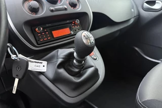 Renault Kangoo Family Rolstoelbus | Invalide vervoer | Rolstoelsauto handgeschakeld | Rolstoellift | Airco | Verlaagde vloer achterin | Oprijplaat of elektrische rolstoellift | 3-punts rolstoelgordelsysteem | Elektrische spanbanden | Extra lange veiligheidsgordels | Antislip-oprijplaat | Rolstoelplaats achter bestuurder/passagier | Versterkte vloerconstructie / 25