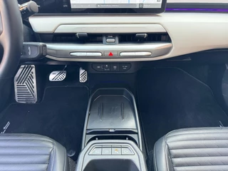 Kia EV4 Hatchback GT-Line Business Edition 81.4 kWh | Direct beschikbaar | Stoel-Stuur verwarming | Draadloos Apple Carplay - Android Auto | GT-Line Exterieur en Interieur Details | Kia Leiderdorp 071 760 06 00 / 25