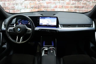 BMW X1 sDrive20i Executive M Sport Pakket Automaat  / Live Cockpit Professional / Shadow Line / Comfort Access / Head-Up Display / Adaptieve LED / 18 Inch / Parking Assistant Plus / Innovation Pack / Elektrisch Verstelbare Voorstoelen / Extra Getint Glas / 20