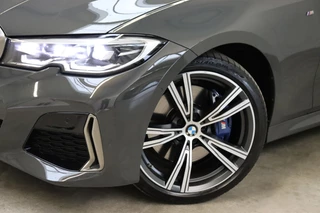 BMW 3 Serie Touring M340i xDrive High Executive M Sport Pakket Automaat  / Live Cockpit Professional / Panoramadak / Trekhaak / Individual Leder Merino / Driving Assistant / M Sport Differentieel / Harman Kardon / M Adaptief Onderstel / Safety Pack / Head-Up Display / 19 Inch / Stoelverwarming voor+achter / 12