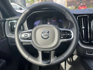 Volvo XC60 2.0 T6 Plug-in hybrid AWD Plus Black Edition LUCHTVERING | ELEK. TREKHAAK | STOEL + STOELVERWARMING | ACHTERBANK VERWARMD | HARMAN KARDON | RIJKLAAR | FABRIEKS GARANTIE T/M 7-2027 | PANO | / 20